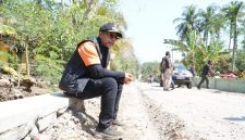 Bupati Probolinggo Mohammad Haris turun langsung memantau sejumlah proyek pembangunan infrastruktur di wilayah Kecamatan Tiris