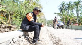 Bupati Probolinggo Mohammad Haris turun langsung memantau sejumlah proyek pembangunan infrastruktur di wilayah Kecamatan Tiris
