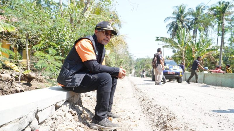 Bupati Probolinggo Mohammad Haris turun langsung memantau sejumlah proyek pembangunan infrastruktur di wilayah Kecamatan Tiris