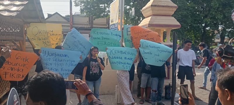 Puluhan seniman yang tergabung dalam kelompok kesenian tradisional Bantengan di Kota Probolinggo mendatangi kantor kepolisian.