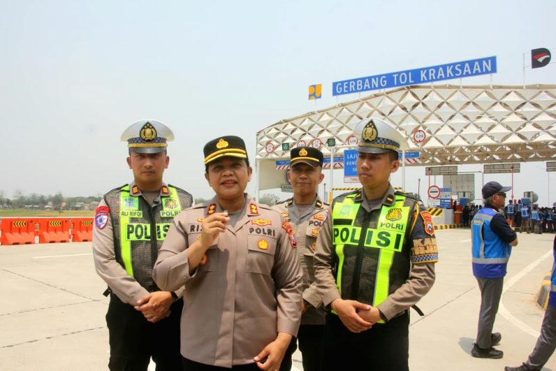 Kapolres Probolinggo AKBP Asmida Rizki Siregar, S.I.K., M.I.S. mengatakan, pembukaan Tol Probolinggo–Situbondo–Banyuwangi (Prosiwangi) segmen Gending–Kraksaan–Paiton pada Rabu (30/9/2026) menjadi salah satu alternatif untuk mendukung kelancaran arus lalu lintas selama rehabilitasi Jembatan Pajarakan.