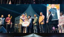 Kelurahan Sumbertaman saat menerima penghargaan dalam malam grand opening peringatan Hari Jadi Kota Probolinggo ke-667 di Stadion Bayuangga