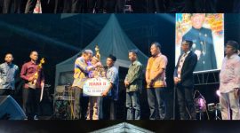 Kelurahan Sumbertaman saat menerima penghargaan  dalam malam grand opening peringatan Hari Jadi Kota Probolinggo ke-667 di Stadion Bayuangga