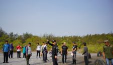 Wali Kota Aminuddin meninjau  Pantai Permata sebagai tempat penyelenggaraan festival mangrove