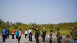 Wali Kota Aminuddin meninjau  Pantai Permata sebagai tempat penyelenggaraan festival mangrove