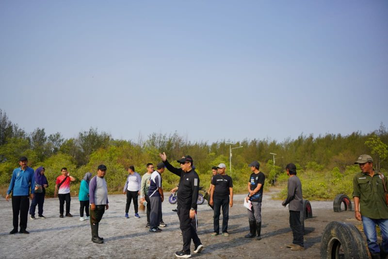 Wali Kota Aminuddin meninjau  Pantai Permata sebagai tempat penyelenggaraan festival mangrove