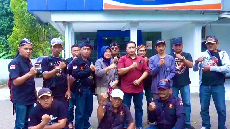 Squad Nusantara Probolinggo Raya mendesak pimpinan dan manajemen BRI Unit Sukapura untuk mematuhi regulasi perbankan yang berlaku secara independen dan netral. 