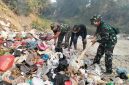 Koramil 0820-06/Sumberasih mempelopori pelaksanaan kerja bakti membersihkan sampah di area jembatan Sungai Pesisir di Desa Muneng, Kecamatan Sumberasih, Kabupaten Probolinggo