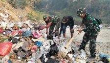 Koramil 0820-06/Sumberasih mempelopori pelaksanaan kerja bakti membersihkan sampah di area jembatan Sungai Pesisir di Desa Muneng, Kecamatan Sumberasih, Kabupaten Probolinggo