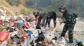 Koramil 0820-06/Sumberasih mempelopori pelaksanaan kerja bakti membersihkan sampah di area jembatan Sungai Pesisir di Desa Muneng, Kecamatan Sumberasih, Kabupaten Probolinggo