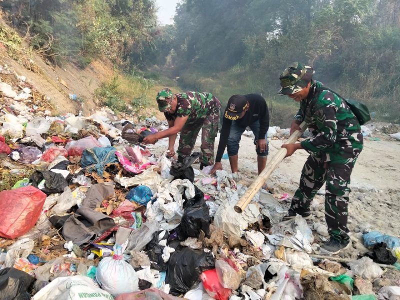 Koramil 0820-06/Sumberasih mempelopori pelaksanaan kerja bakti membersihkan sampah di area jembatan Sungai Pesisir di Desa Muneng, Kecamatan Sumberasih, Kabupaten Probolinggo