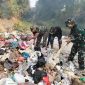Koramil 0820-06/Sumberasih mempelopori pelaksanaan kerja bakti membersihkan sampah di area jembatan Sungai Pesisir di Desa Muneng, Kecamatan Sumberasih, Kabupaten Probolinggo