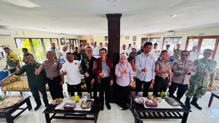 Kepala Diskominfo Kota Probolinggo, Lucia Aries Yulianti hadir secara langsung sebagai bentuk apresiasi  kepada PWI Probolinggo Raya yang konsisten mendorong peningkatan kapasitas wartawan melalui UKW.