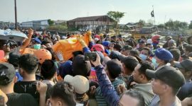 Tampak jasad penyelam tradisional yang hilang saat dievakuasi ke Pelabuhan Tanjung