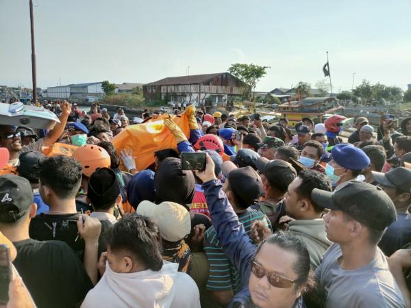 Tampak jasad penyelam tradisional yang hilang saat dievakuasi ke Pelabuhan Tanjung